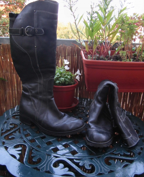 Schwarze Lederstiefel mit Schnalle