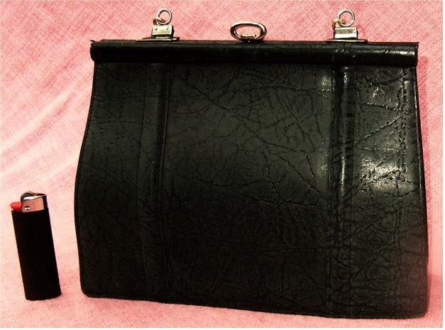 Damen Umhängetasche anthrazit / dunkelgrau in Lederoptik - Mit goldfarbenem Umhängekettchen 