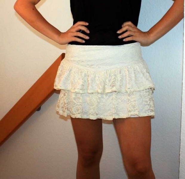 total süßer und romantisch verspielter Spitzenrock in nude im Lagenlook