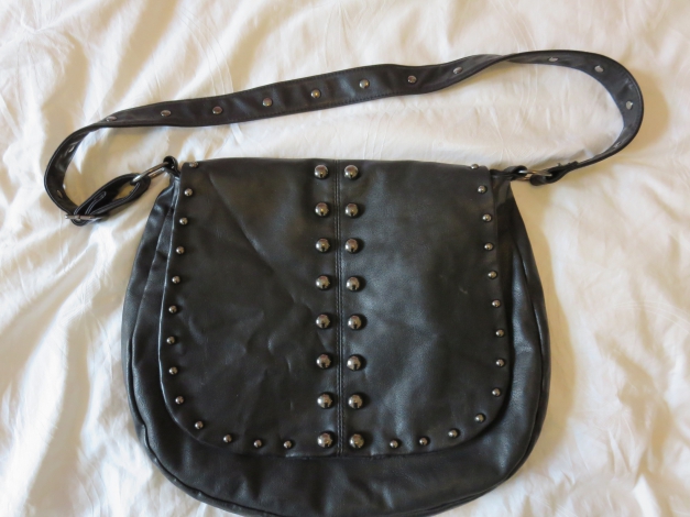 Schwarze Handtasche mit Nieten