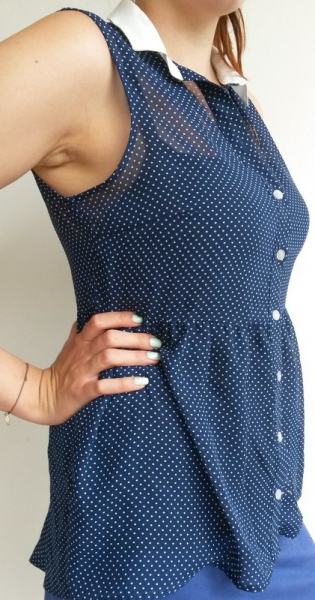 NEu! süße Pünktchenbluse mit weißen Kragen