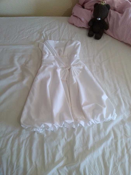 süßes weißes Ballonkleid mit Schleife