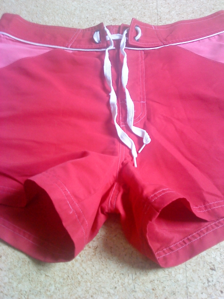 rote Shorts mit rosanen Streifen