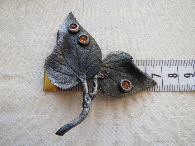 Brosche, Lederoptik, Blattform