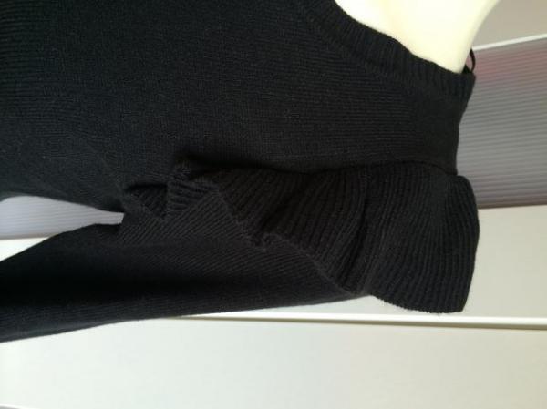 Schwarzer Pulli mit Flatterärmel 