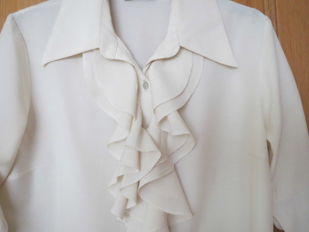 Bluse, Gr.42/M, schick, beige, mit Volant, 3/4 Arm