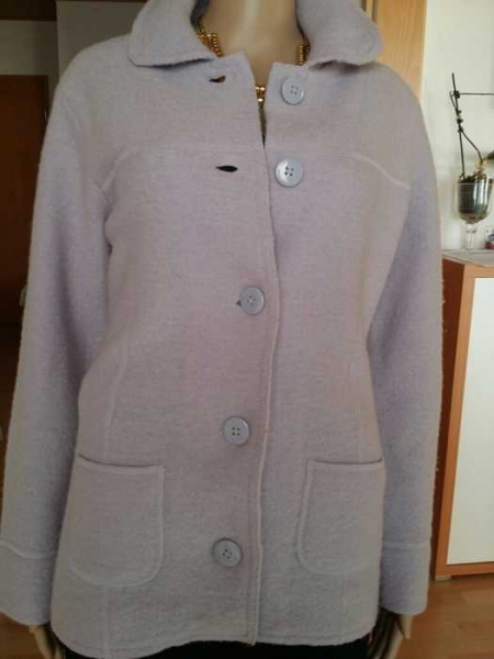 Süsse kurze Jäckchen in farbe hell lila