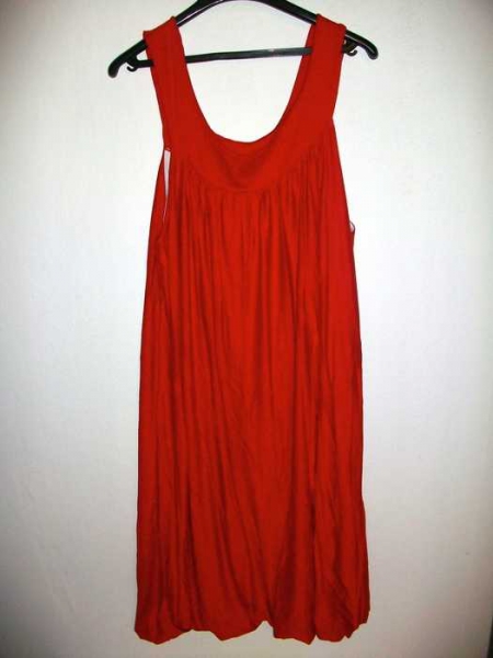 Stoffkleid in Rot mit schönen Verzierungen