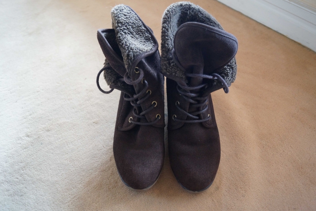 braune Keil-Stiefeletten mit Plüschkragen