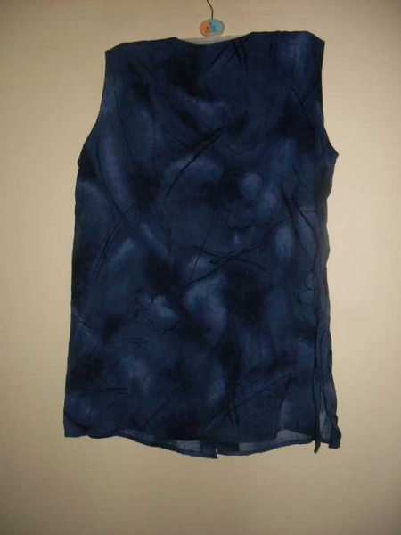 blaue ärmellose Bluse