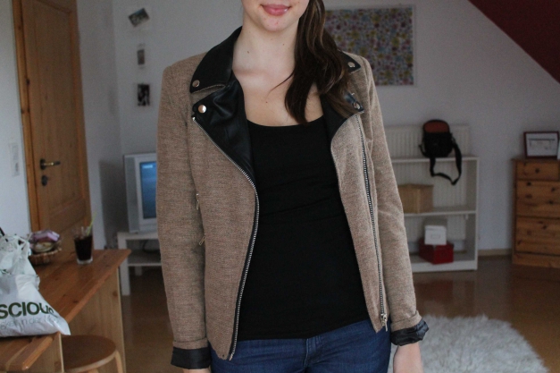 Braune Jacke mit Lederdetails