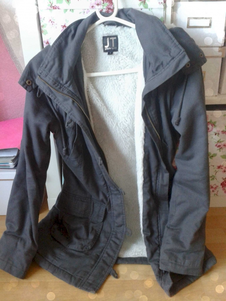 Halblanger grauer Parker (Herbstjacke/Winterjacke)