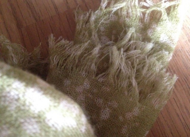 Grün- beige gepunktetes Tuch