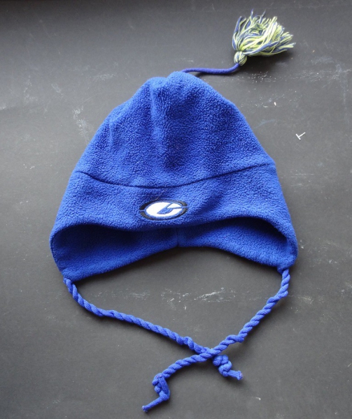 Schöne Mütze von etirel in blau und mit Bommel