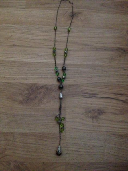 Grüne Kette mit Steinen