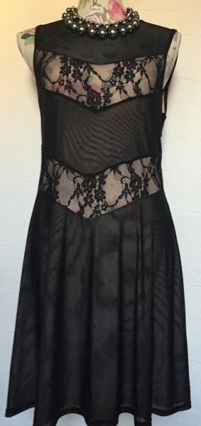 Süßes Kleid mit Spitze