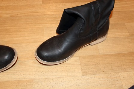 selten getragene schwarze Übergangsstiefel