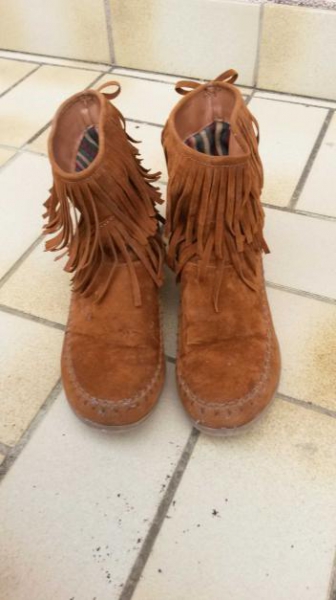 Stylische Mokassins mit Holzperlen