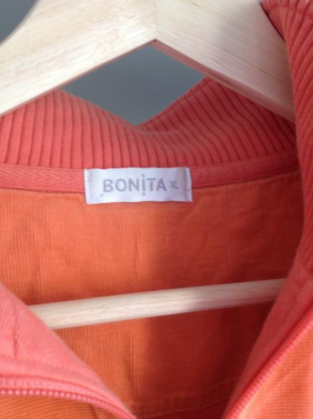 Orangefarbener Pulli von Bonita