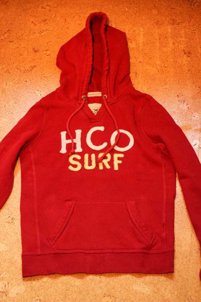 Roter Hollister-Pulli mit Kapuze