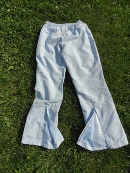 Leichte hellblaue Sporthose