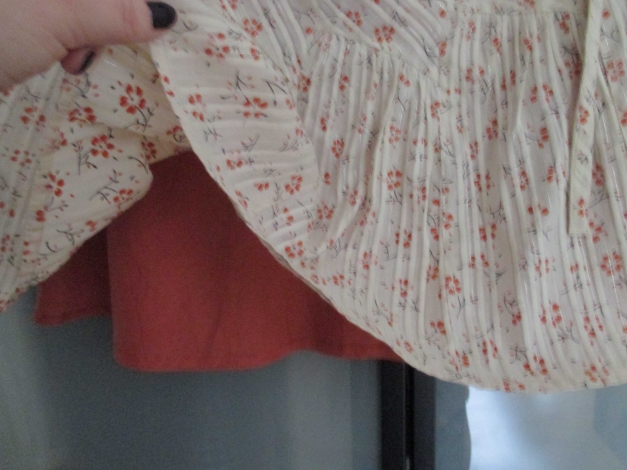 beiger Rock mit Blumen