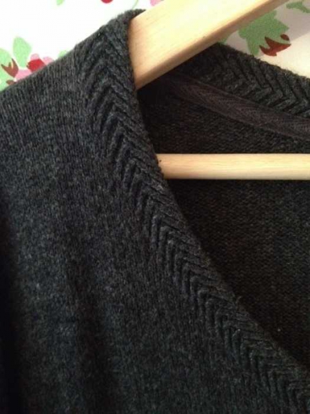 Schöner grauer Strickpullover