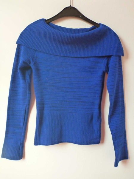 schicker blauer Strickpulli mit Kragen zum Umklappen