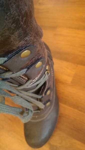 braune Winterstiefel mit Schnürung