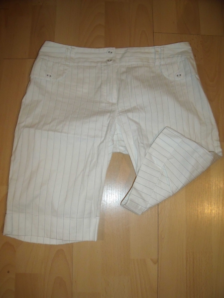 kurze Hose, Shorts weiß mit Nadelstreifen, Caprihose