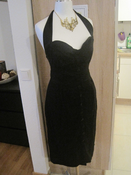 schwarzes Neckholderkleid 