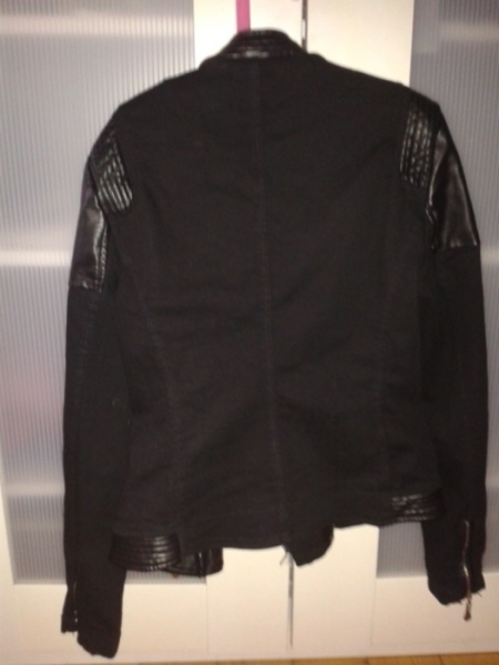 Schwarze Jacke mit Fake-Leder Applikationen