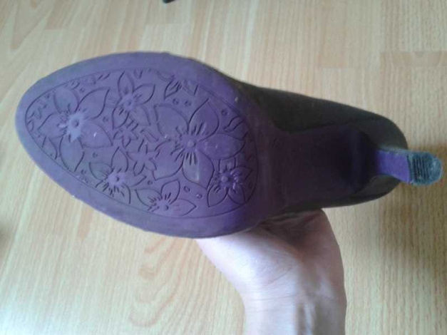 Graue High Heels mit Nieten 