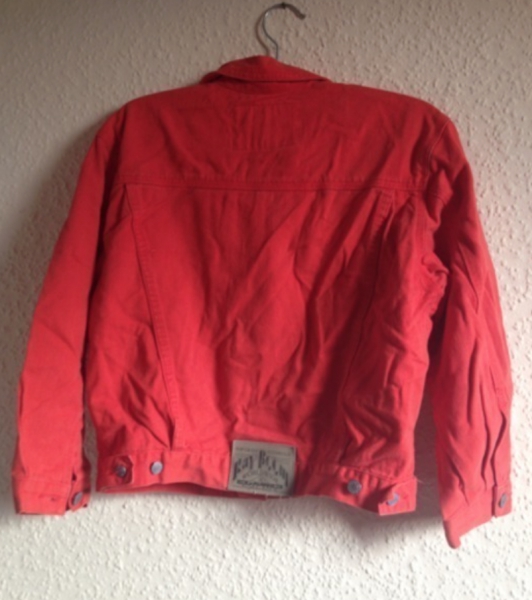 rote Jeansjacke 