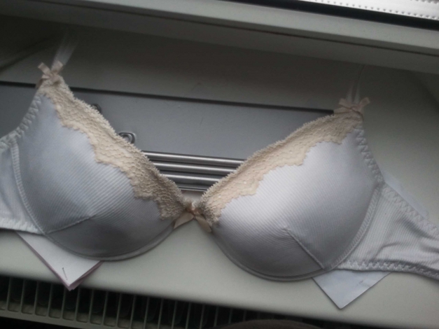 weißer BH mit beiger Spitze