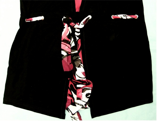 Tunika von Marcona - Schwarz mit Rotton-Muster - Mit Dekoband - Größe 44 - Blasser Fleck