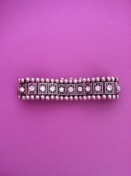 Silbriges Armband mit Steinchen