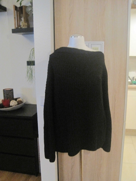 asymmetrischer schwarzer Pullover