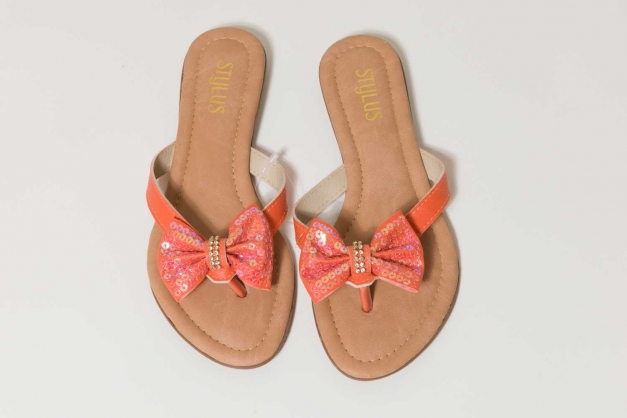 Sandalen mit Pailletten- und Strassbesatz