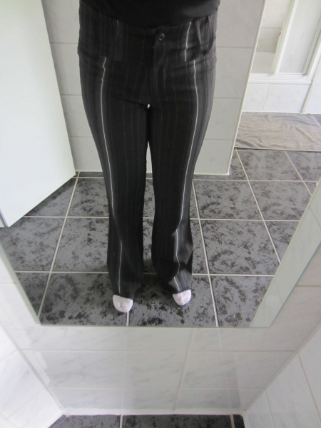 schöne schwarze Stoffhose mit weißen Streifen