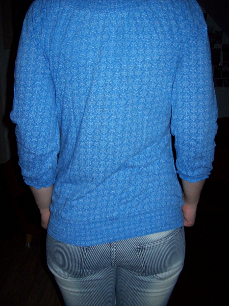 türkises himmelblaues Oberteil Shirt H&M Muster retro 34 36 Perlmuttknopf