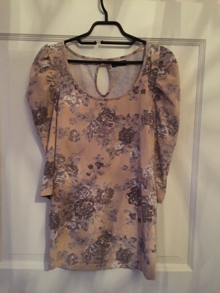 schöner Pulli mit Blumenmuster