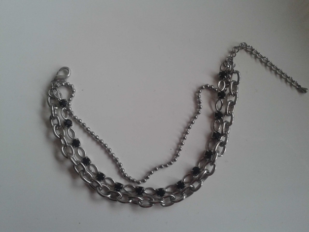 Schwarz / silbernes Armband mit Steinchen