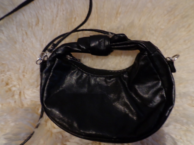 süße kleine Umhängetasche in Schleife verknotet * Kunstleder * schwarz *