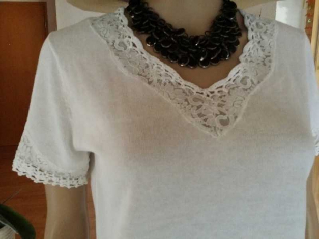 Sehr schöne Bluse/T-shirt mit gehackten spitze teilen / Authentic Clothing Company