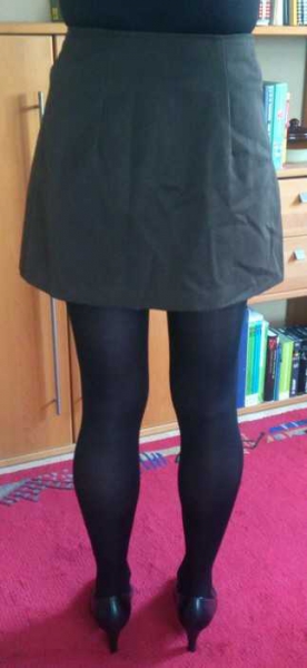 Dunkelbrauner Retro-Faltenrock mit Knopfleiste, Gr.34