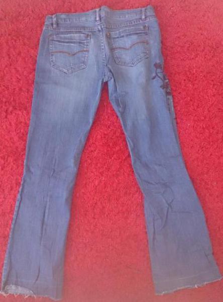 bootcut Jeans mit Blütenstickerei