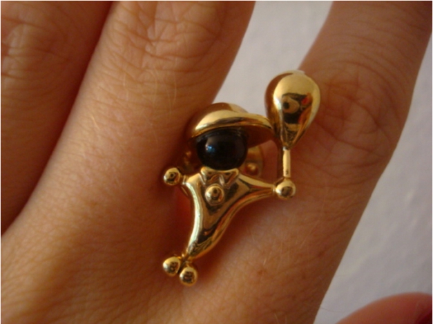 goldene Anstecknadel: Junge mit Luftballon