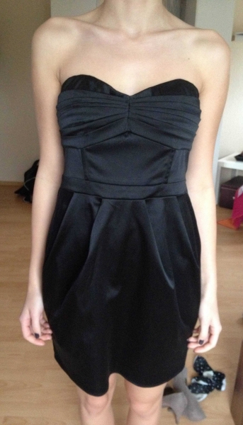 Schwarzes trägerloses Abendkleid 