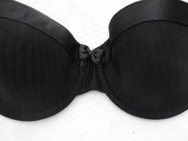 Schwarzer BH mit Satinumrandung !
